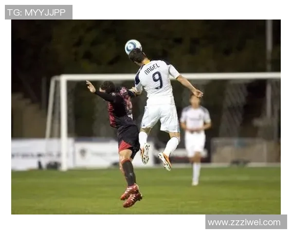 头球技艺卓越的足球明星们盘点与精彩瞬间回顾